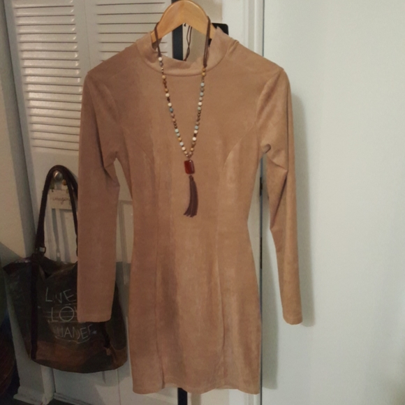 NWT SUEDE DRESS SIZE MEDIUM WITH BACK CUT OUT - Picture 5 of 11